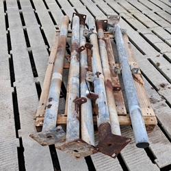 6 stk. brugte 2½" stolper med lille fodplade, længde: 1,50 m.